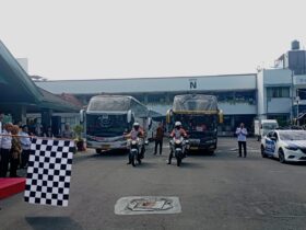 Bupati Malang, Sanusi berangkatkan para pemudik gratis di Pendopo Agung Kabupaten Malang, pada Jumat (5/4/2024) (dok. Prokopim)