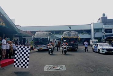 Bupati Malang, Sanusi berangkatkan para pemudik gratis di Pendopo Agung Kabupaten Malang, pada Jumat (5/4/2024) (dok. Prokopim)