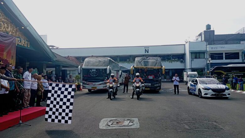 Bupati Malang, Sanusi berangkatkan para pemudik gratis di Pendopo Agung Kabupaten Malang, pada Jumat (5/4/2024) (dok. Prokopim)