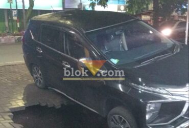 Halaman Depan Alfamart Kota Malang Ambrol, Mobil Hampir Terperosok