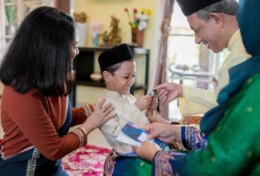 Asal Muasal Budaya Galak Gampil Blok-a.com - Perayaan Lebaran di Malang tidak hanya identik dengan saling bermaaf-maafan, tetapi juga lekat dengan budaya 'galak gampil'. Galak gampil adalah tradisi pemberian sejumlah uang dari orang dewasa kepada anak-anak saat Idul Fitri. Tradisi ini memiliki akar yang dalam, dipengaruhi oleh budaya Arab dan Tionghoa. Pengaruh tradisi ini dibawa oleh para imigran ke Nusantara melalui jalur dagang dan agama Seiring berjalannya waktu, tradisi galak gampil kini telah menjadi bagian penting dari perayaan Lebaran di Malang. Menurut sebuah artikel yang dipublikasikan pada 25 September 1978, tradisi galak gampil tidak asing bagi masyarakat di Malang. Tradisi ini biasanya dilakukan oleh anak-anak yang berumur 10 tahun ke bawah, baik perempuan maupun laki-laki. Setelah menunaikan shalat Idul Fitri, anak-anak akan berkumpul dan mendatangi rumah keluarga atau tetangga yang dianggap berada. Mereka meminta uang hari raya kepada tuan rumah sebagai bagian dari tradisi ini. Ketika anak-anak diterima oleh tuan rumah dan mendapatkan uang, mereka akan memberitahu kelompok anak lain untuk datang ke rumah yang sama. Namun, terkadang tuan rumah tidak memberikan uang kepada semua anak-anak yang datang. Jika hal ini terjadi, anak-anak tersebut akan berteriak "galak gampil", yang artinya menggalakkan untuk memudahkan dalam memaafkan kesalahan orang lain. Tradisi galak gampil memiliki makna yang mendalam. Pertama, pemberian uang kepada anak-anak dimaksudkan agar mereka belajar mengelola uang dan menabung untuk masa depan. Kedua, ini juga merupakan bentuk penghargaan atau hadiah dari orangtua kepada anak-anak mereka yang telah berusaha menjalankan ibadah saat Ramadhan. Harapannya, hal ini akan membuat anak-anak semakin termotivasi untuk beribadah di masa mendatang. Ketiga, pemberian uang ini juga merupakan contoh bagi anak-anak tentang pentingnya berbagi kepada sesama atau sodaqoh. Budaya pemberian galak gampil terus dilakukan oleh masyarakat Malang hingga saat ini, dan menjadi salah satu ciri khas perayaan Lebaran yang kaya akan nilai-nilai budaya dan spiritual.