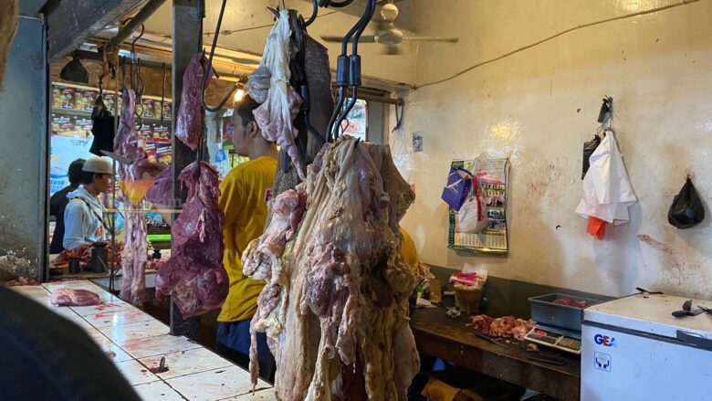 Pedagang daging ayam dan sapi di Pasar Kepanjen, Kabupaten Malang (blok-a.com/ Putu Ayu Pratama S)