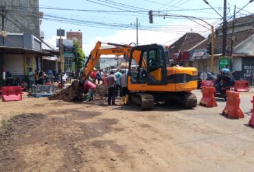 Aspal Ambles di Jalan Ranu Grati akan Dikebut Agar Cepat Selesai