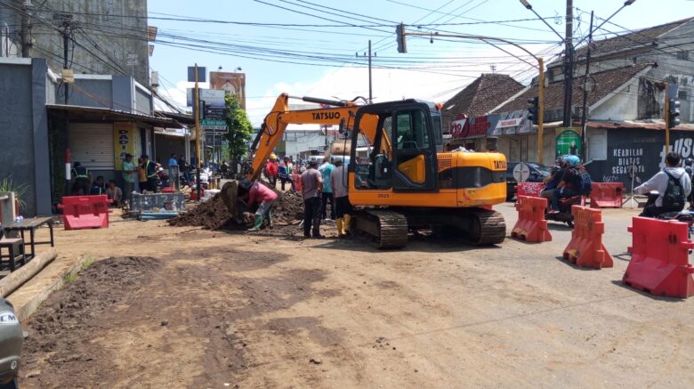 Aspal Ambles di Jalan Ranu Grati akan Dikebut Agar Cepat Selesai