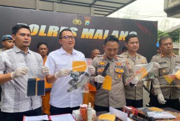 Sejumlah barang bukti yang berhasil diamankan Polres Malang dalam perkara perampokan dengan kekerasan di Kalipare, Kabupaten Malang (blok-a.com/ Putu Ayu Pratama S)
