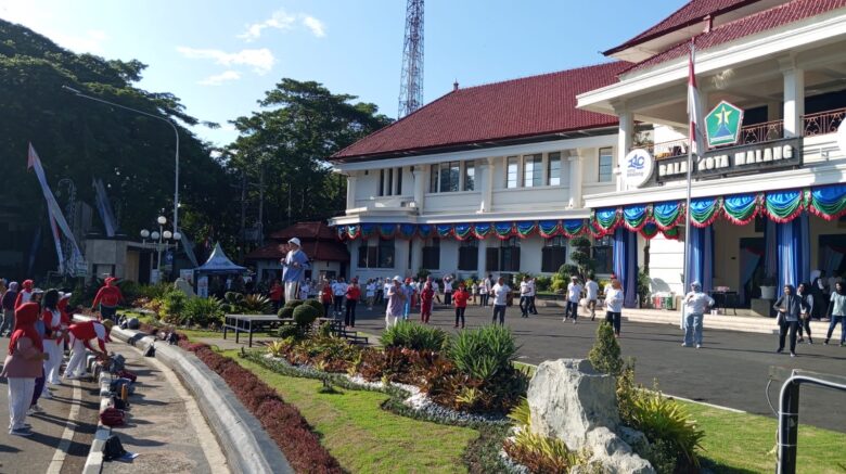 Senam STMJ Perdana di Balai Kota Malang Meriah, Ratusan Orang Tumpek Blek
