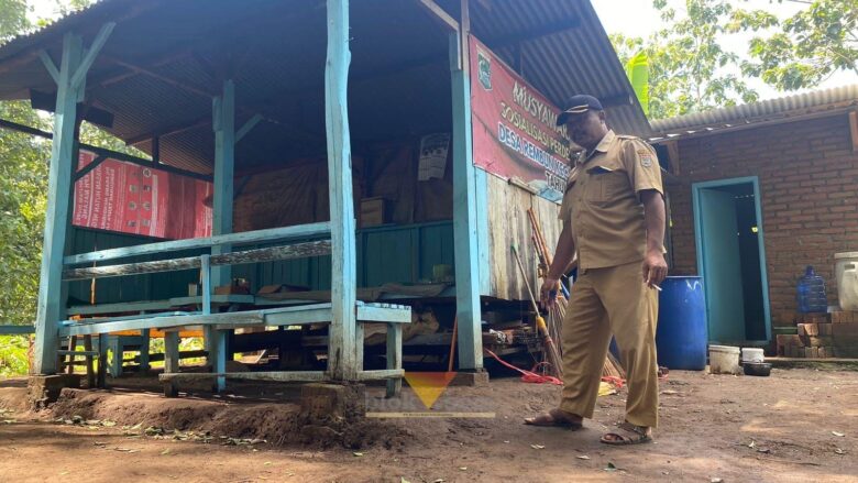Tempat Kejadian Perkara (TKP) penganiayaan hingga berujung kematian di Makam Mbah Kandang, Desa Rembun, Kecamatan Dampit, Kabupaten Malang. (blok-a.com/ Putu Ayu Pratama S)