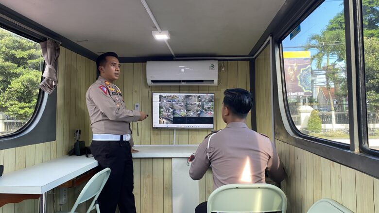 Kasatlantas Polres Malang, AKP Adhis Danigarta saat malakukan monitoring di Pos Polisi Bergerak (blok-a.com/ Putu Ayu Pratama S)