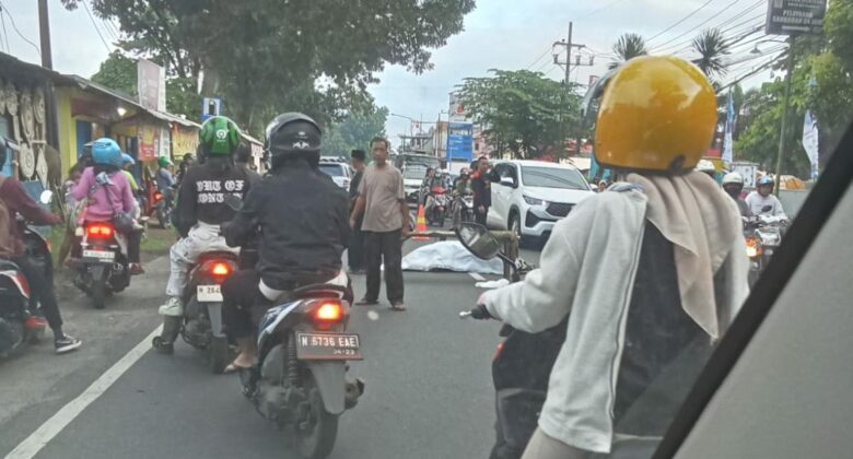 Lawan Arah, Pemotor Tewas Tertabrak Truk di Bululawang