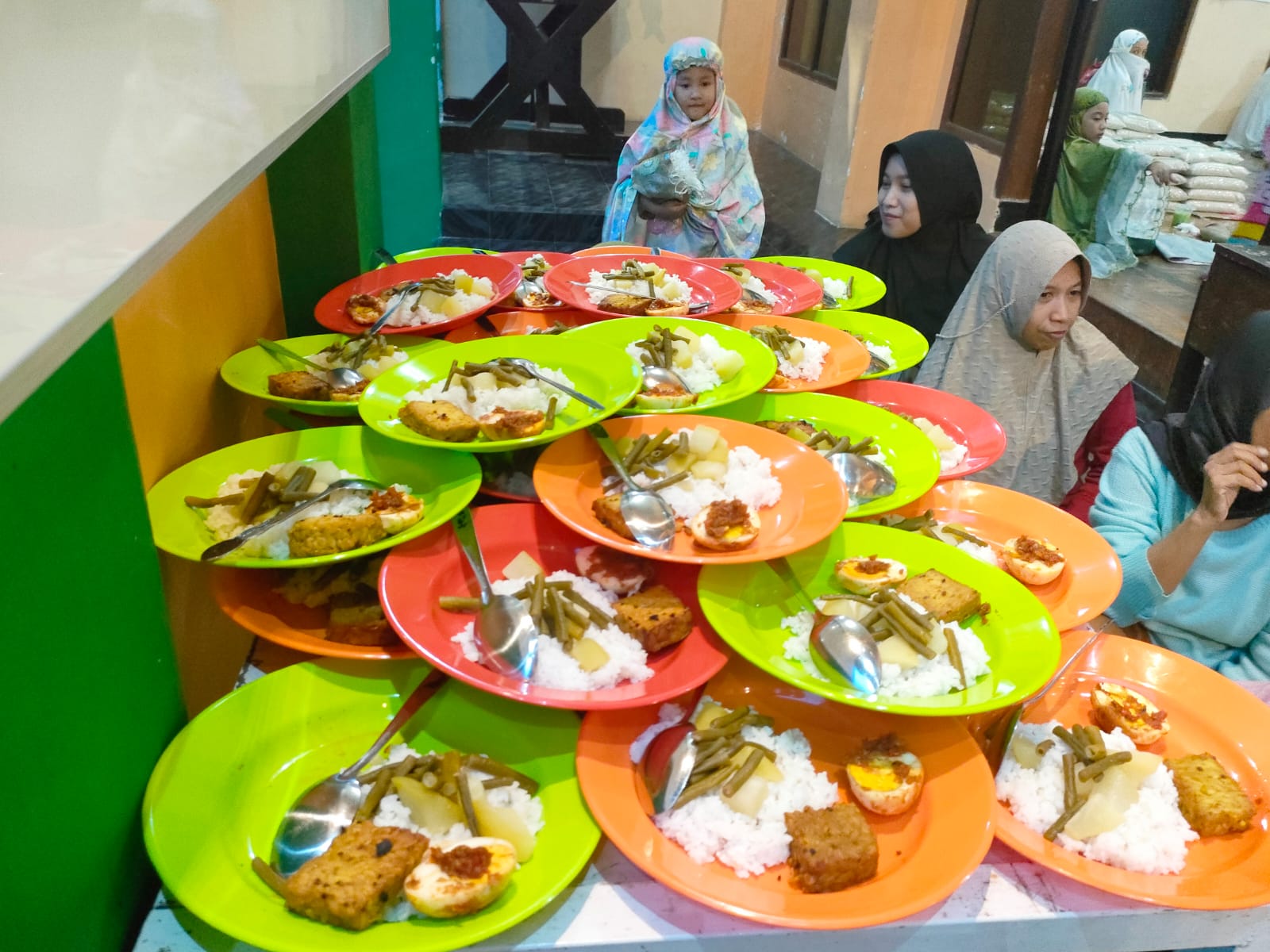 Guyub, Ibu-Ibu di Masjid Al Muawanah Kota Malang Siapkan Ratusan Menu Buka Gratis (Yuki Setiawan/Mahasiswa Magang Unitri)