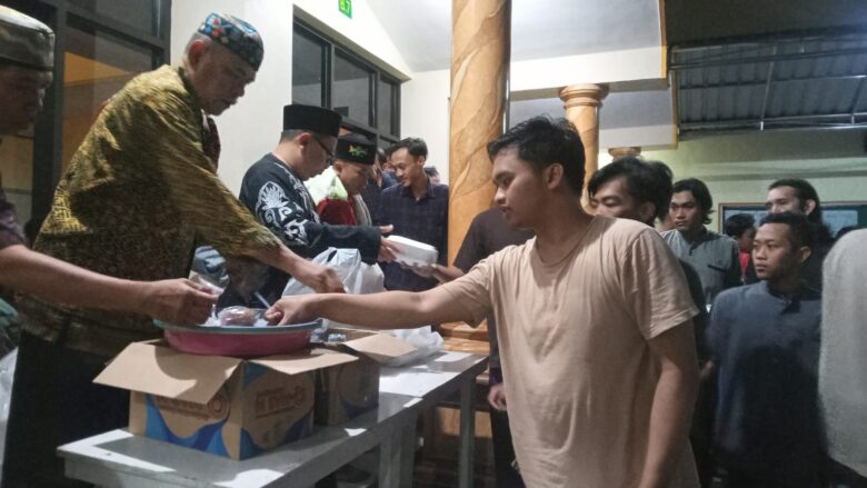 Melihat Pembagian Nasi Kotak untuk Buka Gratis di Masjid Al Ikhlas Kota Malang