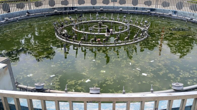 Tampak air mancur di Alun-alun Merdeka Malang yang jadi tempat petasan saat malam lailatul qadar, Jumat (5/4/2024) (blok-a/Satria Akbar Sigit)
