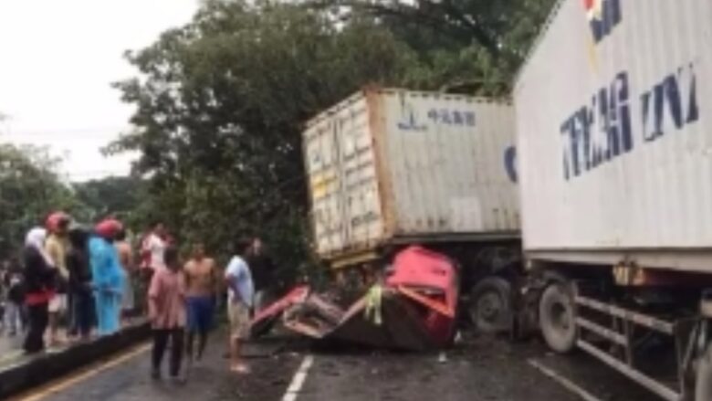 Terlibat Kecelakaan Beruntun dengan 2 Truk, Pengendara Motor asal Malang Tewas