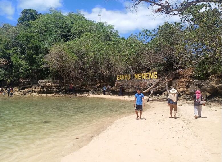 Pantai Banyu Meneng Malang, Sajikan Ombak Tenang Cocok untuk Liburan saat Lebaran