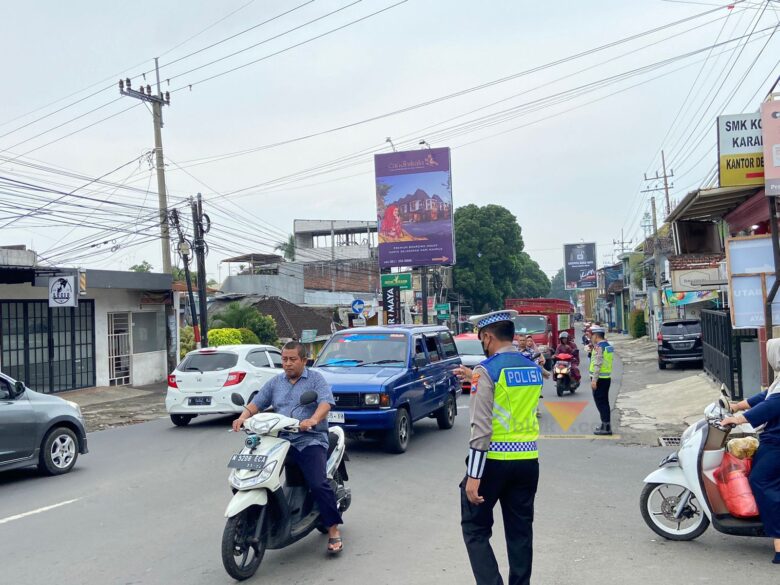 Arus lalu lintas saat lebaran 2024 di Kepuharjo, Kecamatan Karangploso, Kabupaten Malang (blok-a.com/ Putu Ayu Pratama S)