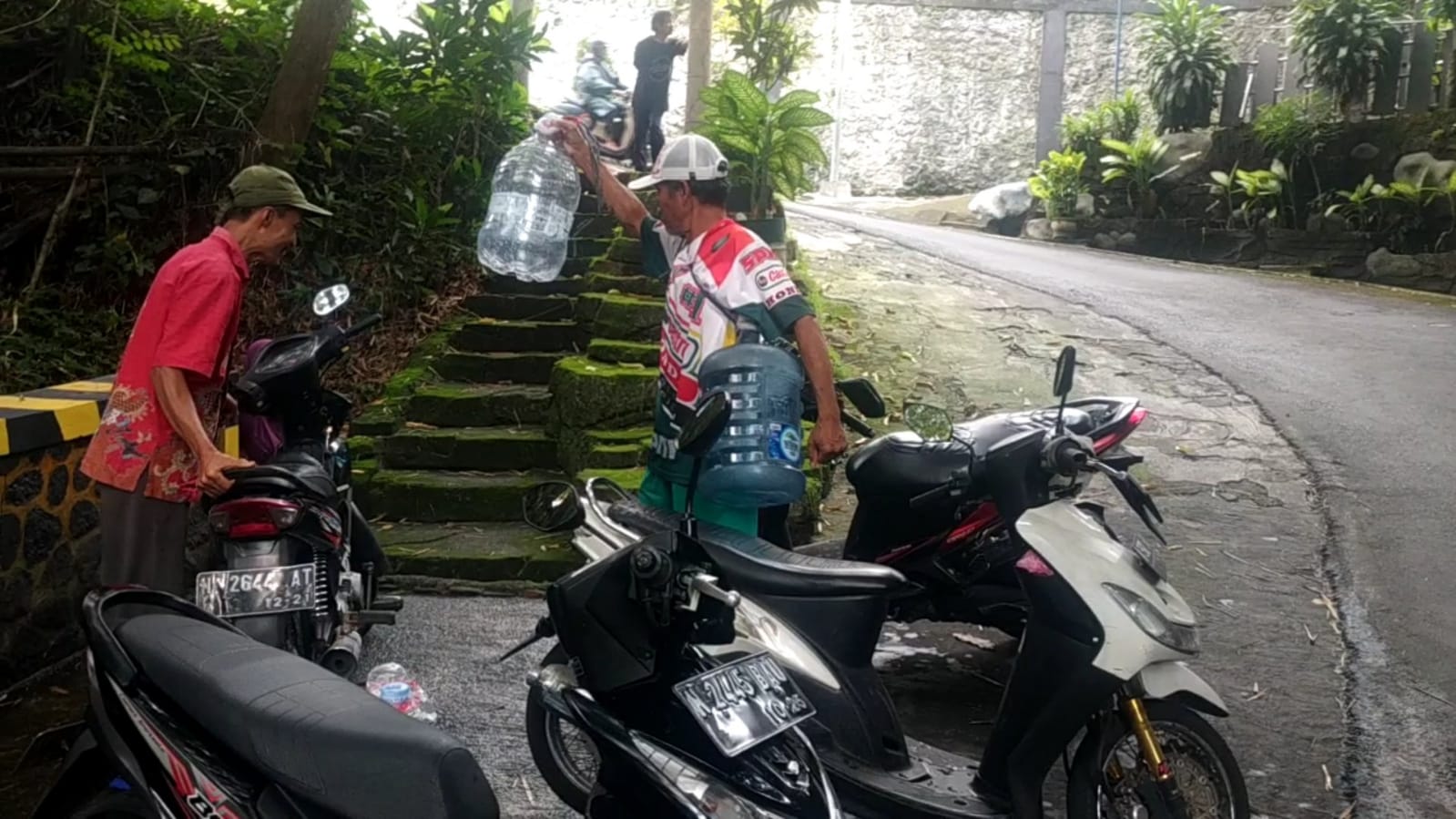 Krisis Air Bersih Pasca Pipa PDAM Kota Malang Jebol, Warga Manfaatkan Sumber