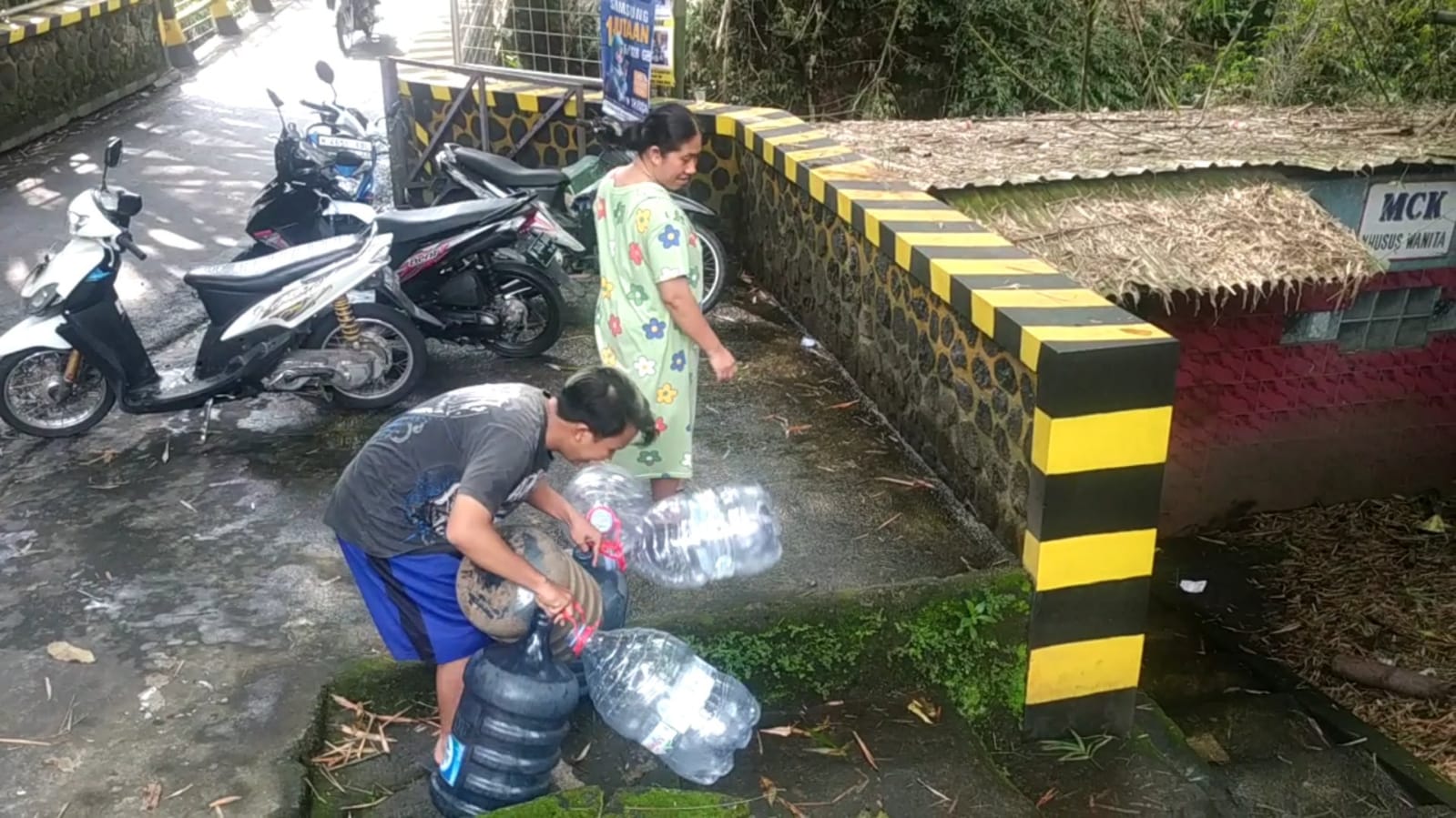 Krisis Air Bersih Pasca Pipa PDAM Kota Malang Jebol, Warga Manfaatkan Sumber