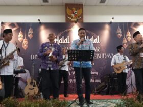 Pj Wali Kota Malang Suka Nyanyi, Sumbang Dua Lagu di Halal bi Halal Dikbud Bersama 5 Ribu Guru