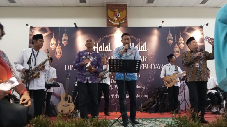 Pj Wali Kota Malang Suka Nyanyi, Sumbang Dua Lagu di Halal bi Halal Dikbud Bersama 5 Ribu Guru