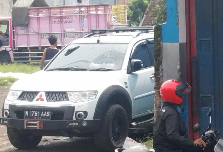 Stres, Orang Gila Lempari Mobil Pajero dengan Batu di Kota Malang