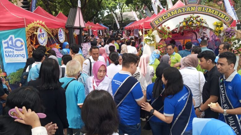 Suasana bazar UMKM Kota Malang di HUT Kota Malang ke-110, Rabu (24/4/2024) (blok-a/Satria Akbar Sigit)