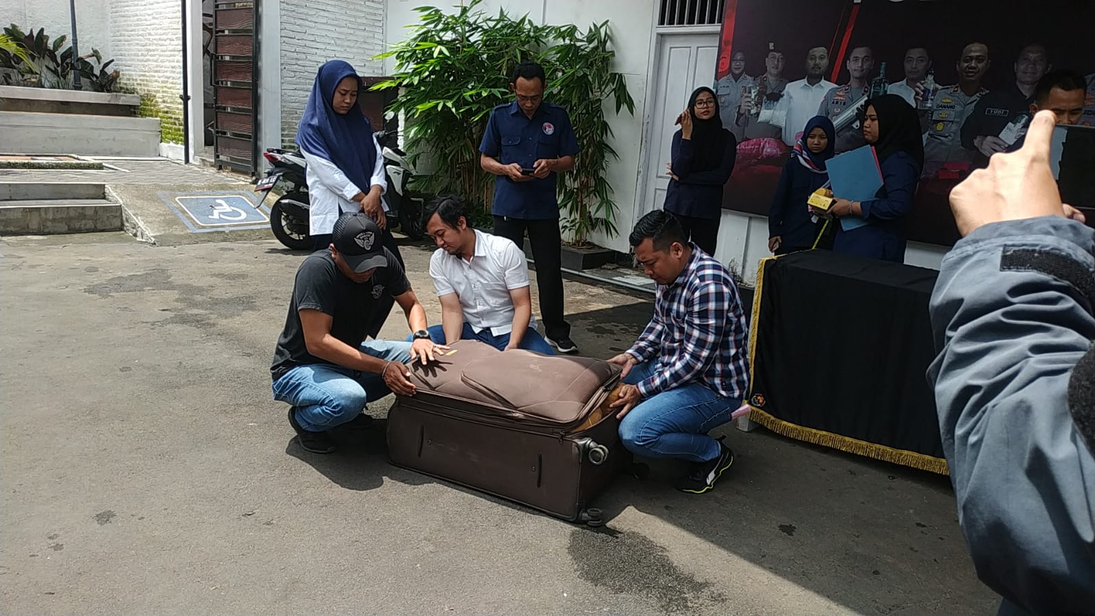 Nyamar Jadi Pemudik, Ternyata Kurir Narkoba 42 Kilogram satreskoba Polresta Malang Kota tol Warugunung Surabaya.