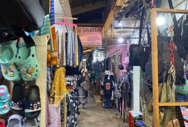 Pedagang baju Pasar Kepanjen tengah menawarkan dagangan (Blok-a.com/ Putu Ayu Pratama S)