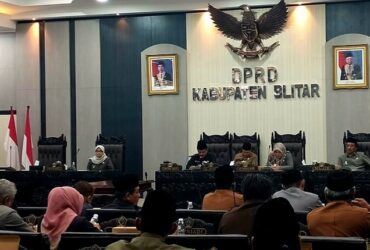 Rapat paripurna DPRD Kabupaten Blitar dengan agenda Persetujuan dan Penetapan Ranperda menjadi Perda tentang Perusahaan Perseroan Daerah Bank Perekonomian Rakyat Penataran Artha Sejahtera Kabupaten Blitar. (blok-a.com/Fajar)