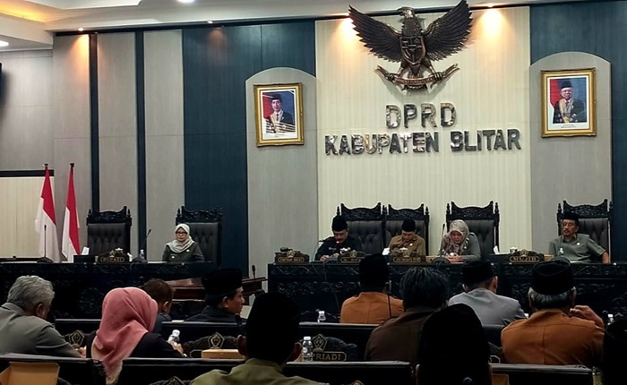 Rapat paripurna DPRD Kabupaten Blitar dengan agenda Persetujuan dan Penetapan Ranperda menjadi Perda tentang Perusahaan Perseroan Daerah Bank Perekonomian Rakyat Penataran Artha Sejahtera Kabupaten Blitar. (blok-a.com/Fajar)