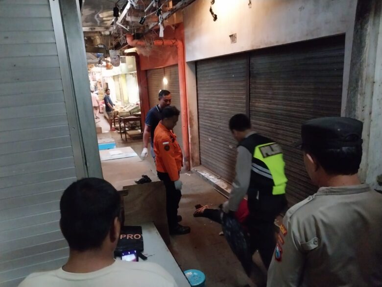 Evakuasi mayat di Pasar Kepanjen Kabupaten Malang (dok. Polsek Kepanjen for blok-a.com)