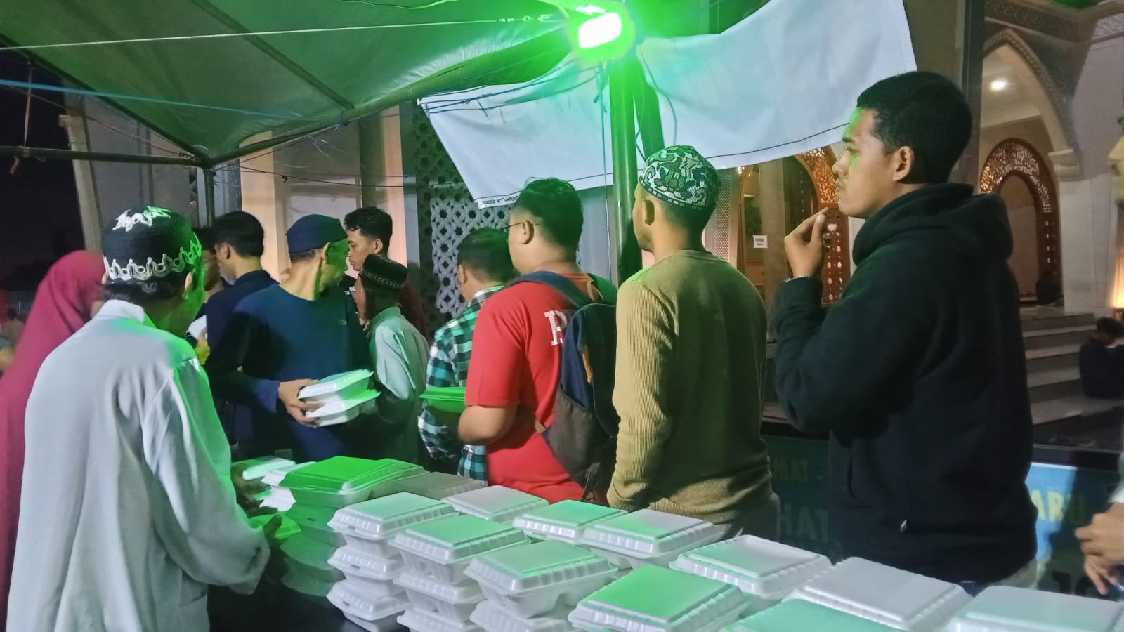Masjid Raden Rahmat Malang, Bagikan Ratusan Makan Gratis Setiap Hari (Oris Darut Mahasiswa PKL Unitri)