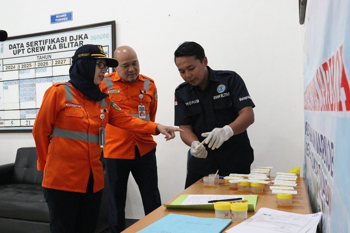 PT. KAI Daop 7 Madiun melihat langsung pelaksanaan pemeriksaan cek tes narkoba kleh BNN di Stasiun Blitar. (blok-a.com/Fajar)