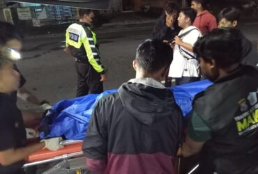 Proses evakuasi korban kecelakaan di depan Bintang Mebel, Jalan Soekarno Hatta A5, Kelurahan Mojolanggu, Kecamatan Lowokwaru, Kota Malang, Sabtu (13/4/2024) dini hari.