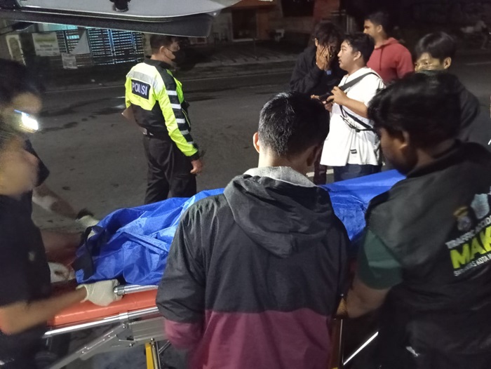 Proses evakuasi korban kecelakaan di depan Bintang Mebel, Jalan Soekarno Hatta A5, Kelurahan Mojolanggu, Kecamatan Lowokwaru, Kota Malang, Sabtu (13/4/2024) dini hari.