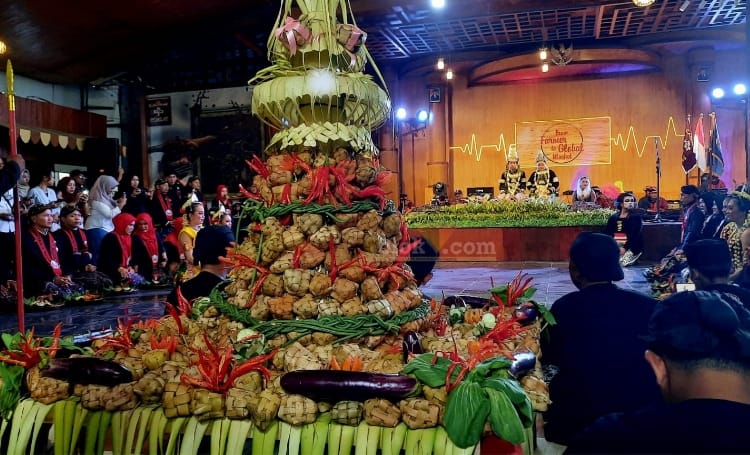 Kurab budaya tumpeng ketupat cokelat di wisata edukasi Kampung Coklat, Desa Plosorejo, Kecamatan Kademangan, Kabupaten Blitar. (blok-a.com/Fajar)