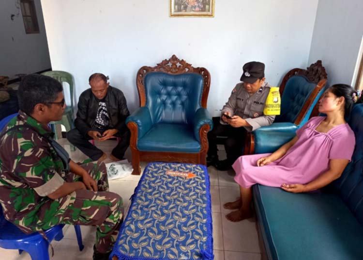 Petugas kepolisian meminta keterangan korban perampokan di Kalipare, Kabupaten Malang (dok. Polres Malang)