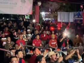 Pj Wali Kota Malang dan warga nobar Piala Asia U-23, Minggu (21/4/2024) malam.