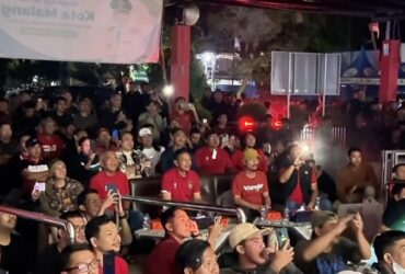 Pj Wali Kota Malang dan warga nobar Piala Asia U-23, Minggu (21/4/2024) malam.