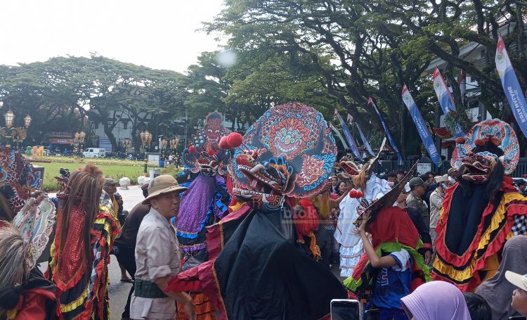 Atraksi peserta Pawai HUT ke-110 Kota Malang.(blok-a.com/Satria Akbar Sigit)