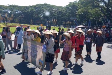 Para petani mbois di Pawai HUT ke-110 Kota Malang.(blok-a.com/Satria Akbar Sigit)