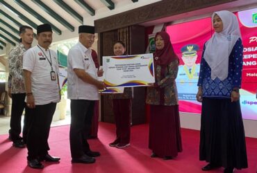 Bupati Malang, Sanusi memberikan insentif secara simbolis kepada perwakilan Guru PAUD di Kabupaten Malang (blok-a.com/ Putu Ayu Pratama S)