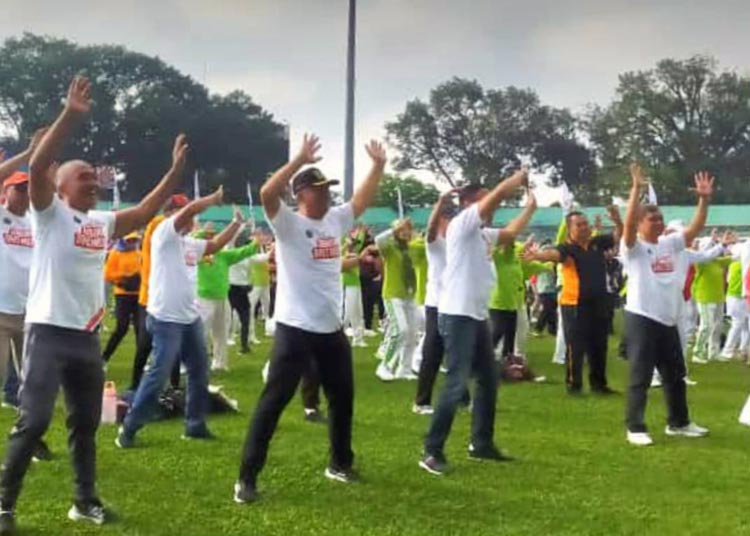 Gerakan Tahes Mbois, senam massal di Stadion Gajayana, Sabtu (20/4/2024) (foto: Satria Akbar Sigit/blok-a.com)