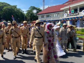 Pj Wali Kota Malang Wahyu Hidayat mengenakan seragam kompeni saat mengikuti pawai budaya Kota Malang 2024.(blok-a.com/Berril)
