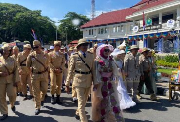 Pj Wali Kota Malang Wahyu Hidayat mengenakan seragam kompeni saat mengikuti pawai budaya Kota Malang 2024.(blok-a.com/Berril)
