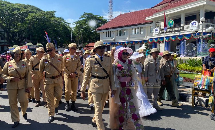 Pj Wali Kota Malang Wahyu Hidayat mengenakan seragam kompeni saat mengikuti pawai budaya Kota Malang 2024.(blok-a.com/Berril)