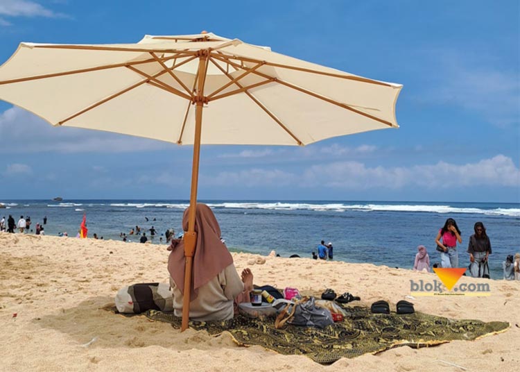 Kunjungan wisatawan di Pantai Tanjung Penyu Kabupaten Malang saat libur Lebaran 2024 (blok-a.com/ Putu Ayu Pratama S)