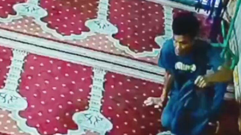 Lagi Salat di Masjid, Tas Driver Ojol di Malang Disikat Pencuri