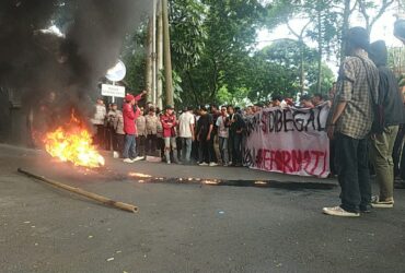 Demo Mahasiswa Cipayung di Malang, Bakar Ban Peringati 26 Tahun Reformasi