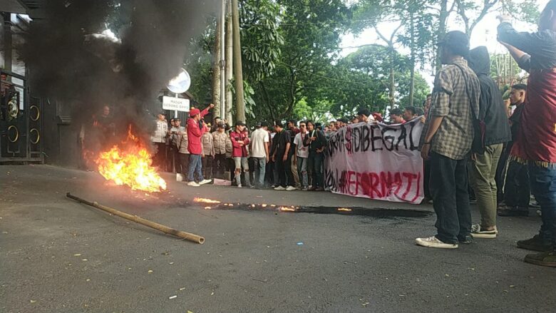 Demo Mahasiswa Cipayung di Malang, Bakar Ban Peringati 26 Tahun Reformasi