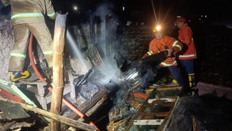 Kota Malang, blok-a.com - Kebakaran menimpa sebuah rumah semipermanen di kawasan padat permukiman Kelurahan Samaan Kecamatan Klojen Kota Malang